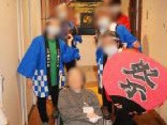 楽しそうな様子の廊下