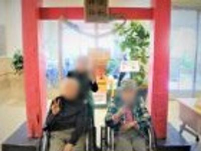 車椅子の利用者が休むエントランス