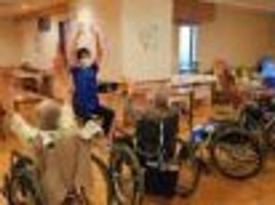 椅子に座る集団の共用スペース