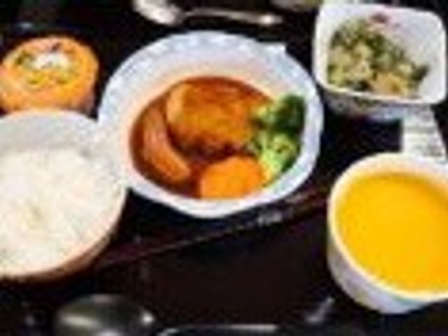 食事メニュー 食堂 栄養バランスに配慮した食事です。心温まる料理が提供され、食欲をそそります。