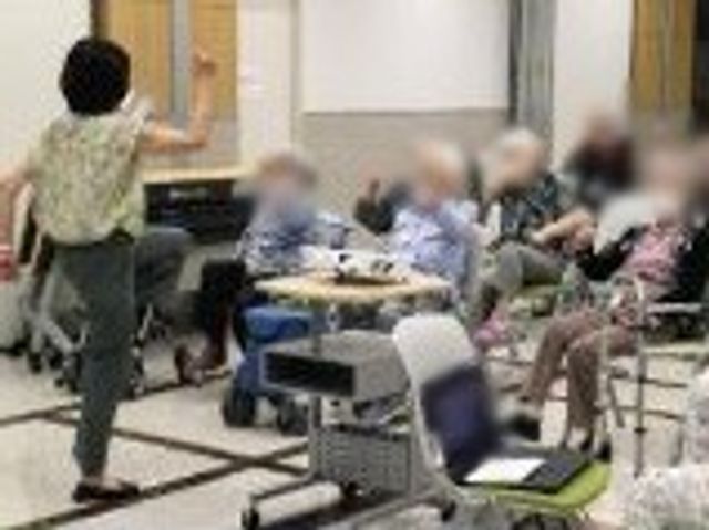 活動中の居室 居室 利用者が和やかに活動に参加しています。スタッフとの交流がしやすい居室です。