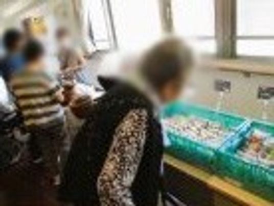 食事準備の様子が見える廊下
