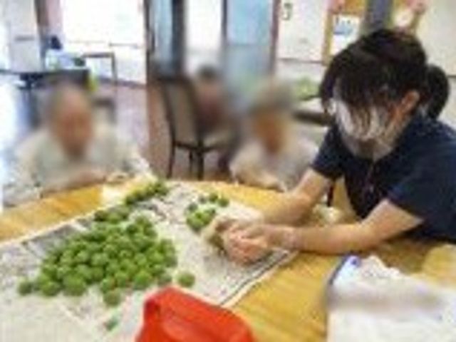 テーブルでの活動風景 スタッフイメージ スタッフと入居者が机を囲んでいます。一緒に作業を行う和やかな雰囲気が魅力的です。