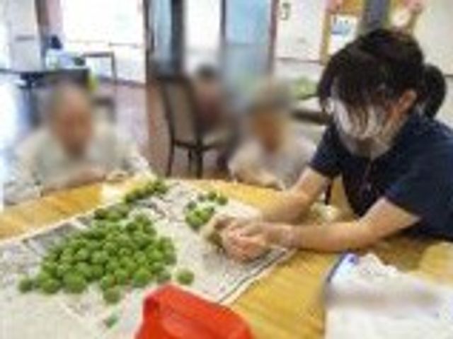 テーブルでの活動風景 スタッフイメージ スタッフと入居者が机を囲んでいます。一緒に作業を行う和やかな雰囲気が魅力的です。