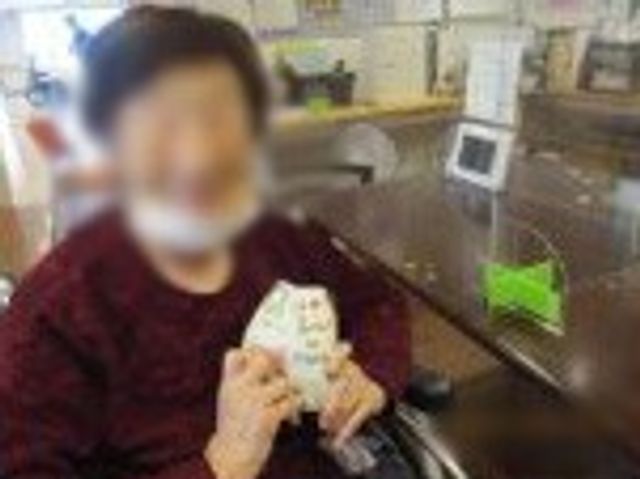 リビングの様子 リビング 落ち着いた雰囲気の中で、リラックスしつつ手作業を楽しむことができるスペースです。
