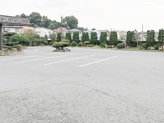 広い駐車場の外観  