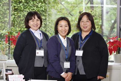 三名の笑顔のスタッフ