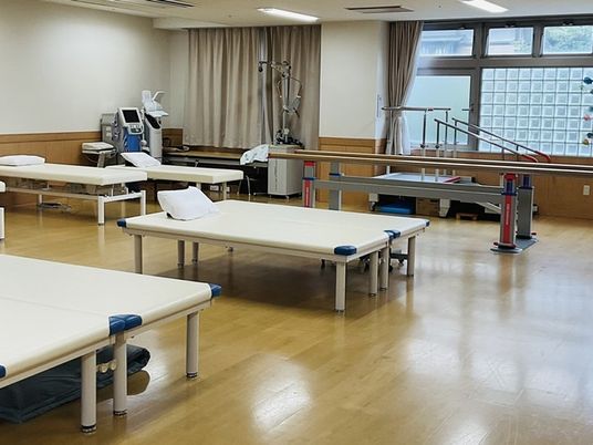 機能訓練室のベッド  