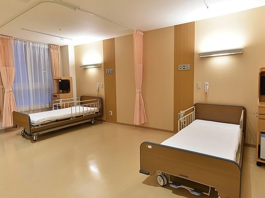 個室のベッド配置が見える居室  