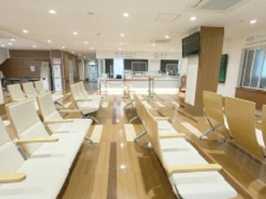 椅子が並ぶ食堂  