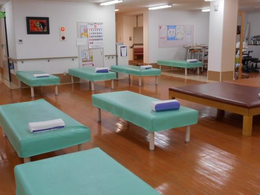 機能訓練室のベッド並ぶ部屋  