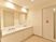 洗面台と扉のある浴室前  