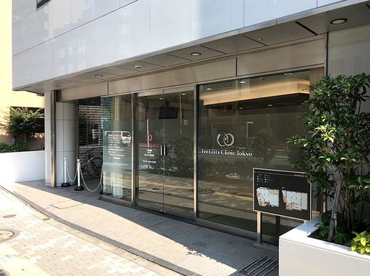 明るい入口の外観  