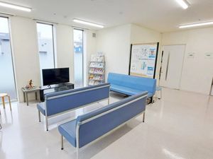 明るい待合ラウンジ  