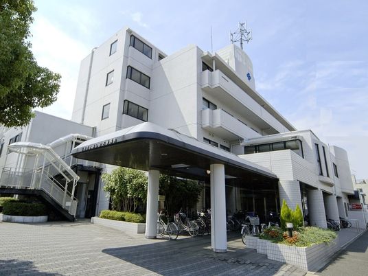 病院のような外観の建物  