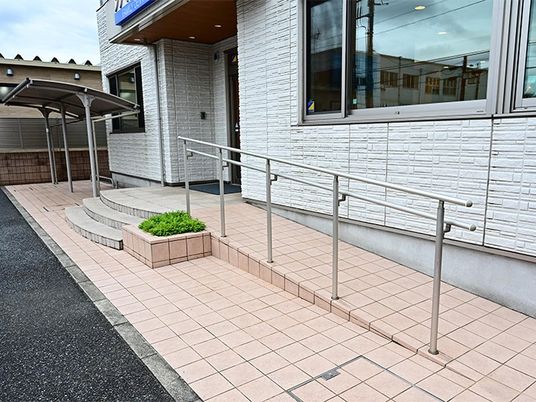 建物入口のスロープ  
