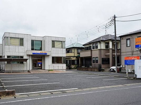 駐車場のある建物外観  
