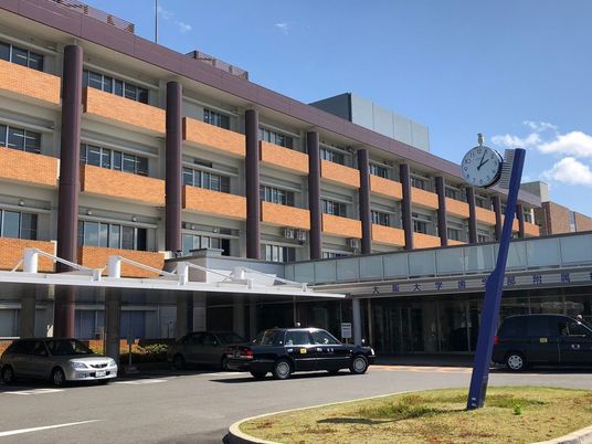大学病院附属の建物外観  
