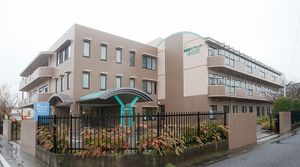広い敷地に建つ施設