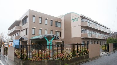 広い敷地に建つ施設