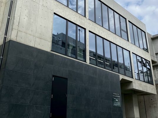 現代的な建物外観  
