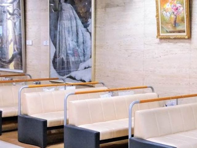 ソファ並ぶラウンジ ラウンジ   白いソファが並ぶ落ち着いた共有スペースです。壁面の絵画がアクセントになっており、ゆったり過ごしやすそうです。