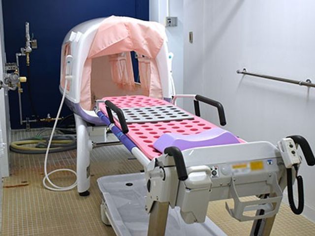 入浴機器のある浴室 浴室   入浴機器が設置された清潔な浴室です。介助しやすい設備があり、利用者さまの入浴を支えやすい環境です。