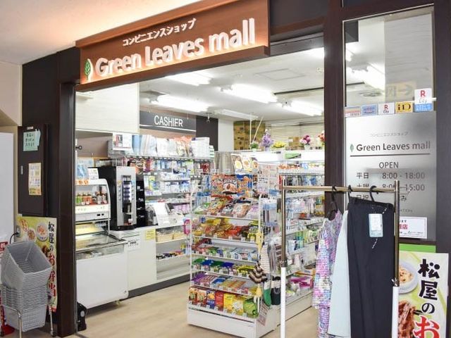 売店の入口 外観   明るく開けた売店の入口で、日用品やお菓子が見やすく並んでいます。入所者の方が必要な物を選びやすい環境がうかがえます。