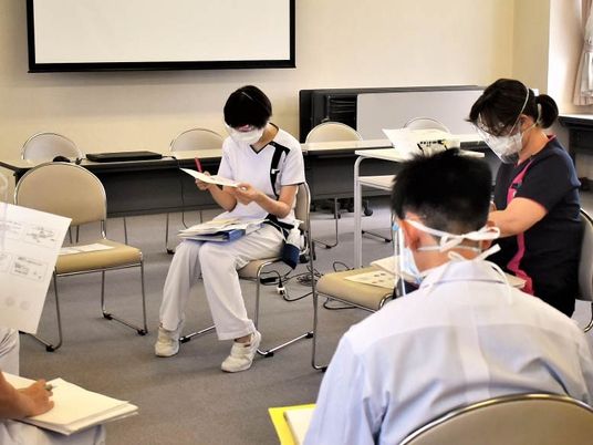 研修中のスタッフと利用者  