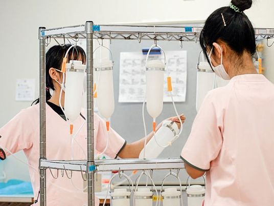 スタッフが点滴を確認する場面  
