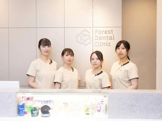 スタッフが並ぶ受付  