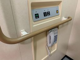 電話のあるエレベーター