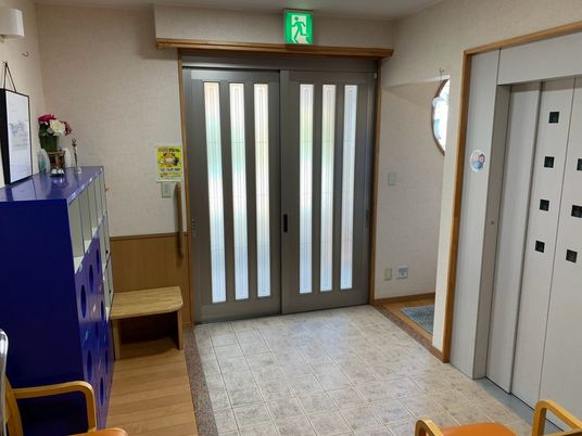 明るい廊下の入口