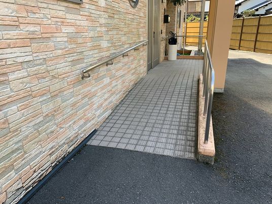 優しいスロープの通路