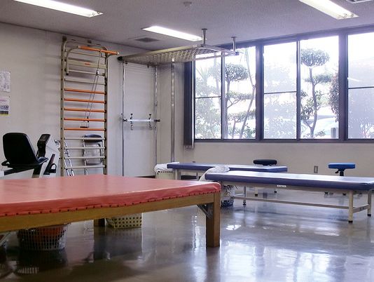 機能訓練室の明るい窓際  