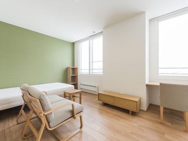 明るい居室の一角 居室   自然光が差し込む、すっきりとした居室です。木目の家具が置かれ、落ち着いて過ごしやすい印象です。
