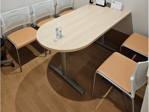 会議用テーブルのある室内  