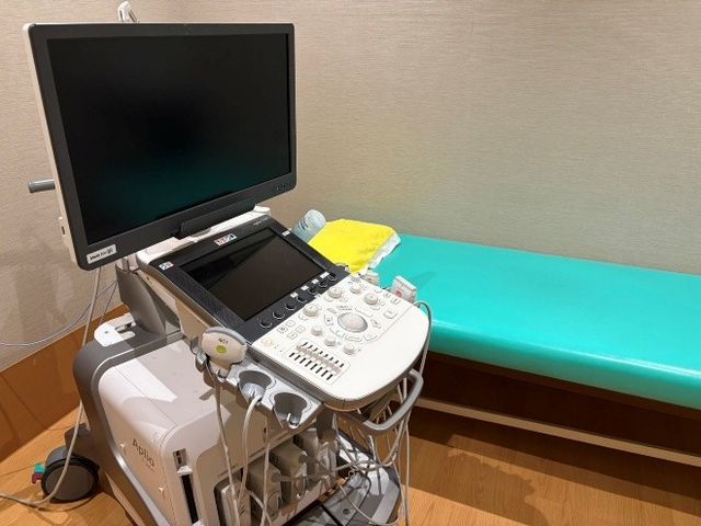 機能訓練室の検査機器 機能訓練室   検査機器とベッドが置かれた落ち着いた空間です。機能訓練や体調確認に使いやすそうな設備が整っています。