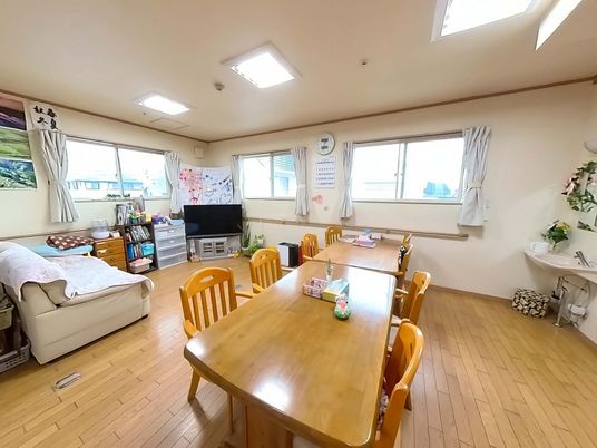 自然光が入る明るい部屋