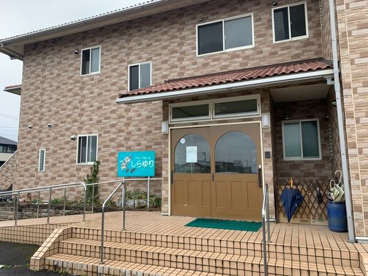レンガ調の建物外観