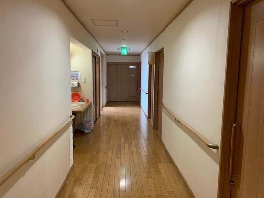 安全な手すり付きの廊下