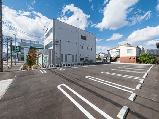 建物前の駐車場  