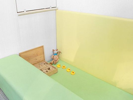 明るい居室の一角  