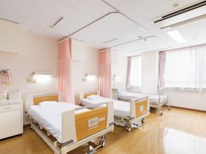 明るい居室のベッド  