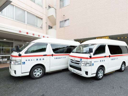 送迎車のある外観  