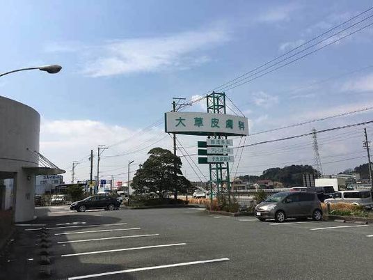 施設の外観と駐車場  