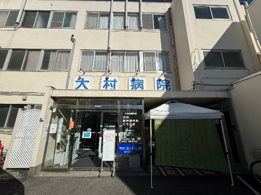 病院の正面玄関  