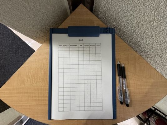 記録用紙の置かれた机  