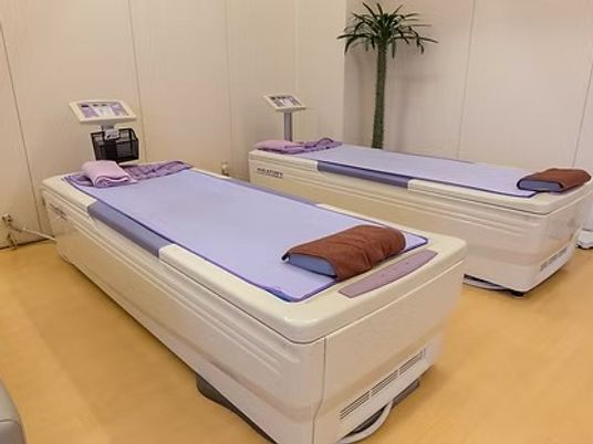 リハビリベッドが並ぶ機能訓練室  
