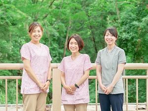 スタッフが並ぶ庭  